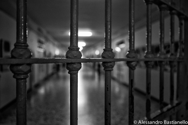 Il chiaroscuro delle carceri. Il percorso del detenuto dall'ingresso alla cella :: mostra virtuale