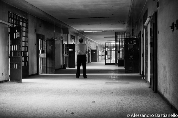 Il chiaroscuro delle carceri. Il percorso del detenuto dall'ingresso alla cella :: mostra virtuale