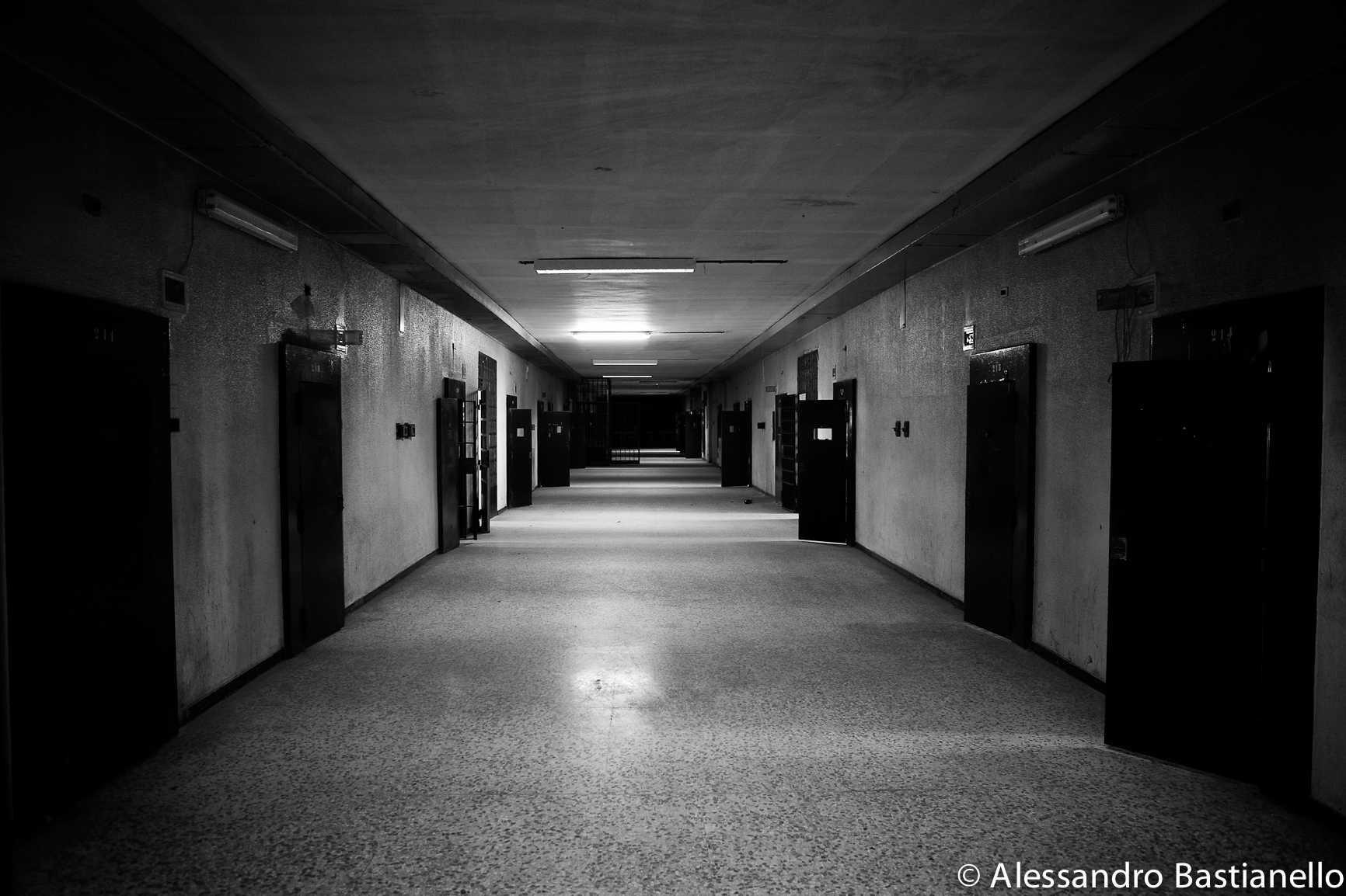 Il chiaroscuro delle carceri. Il percorso del detenuto dall'ingresso alla cella :: mostra virtuale