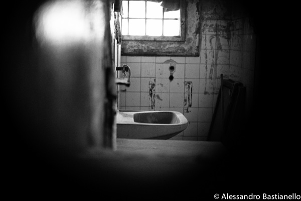 Il chiaroscuro delle carceri. Il percorso del detenuto dall'ingresso alla cella :: mostra virtuale