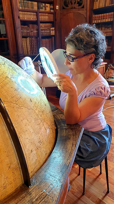 Francesca Telli restaura il mappamondo settecentesco